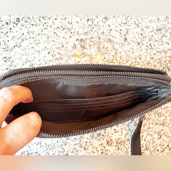 ♥️💖 Lululemon Solid Black Manifesto Print Curved Wristlet Removable Strap EUC - Picture 3 of 6